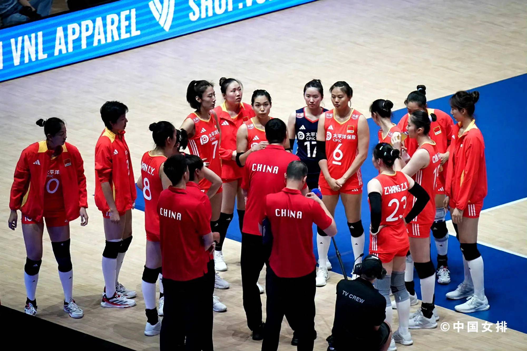曼联关键时刻救险，中国女排力保胜局拿下系列赛